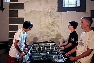 Jugendliche spielen Tischfussball.