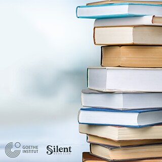 Rechts im Bild ist ein Stapel Bücher zu sehen, darüber steht "Silent Book Club" 