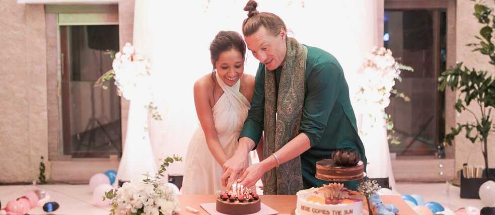 Shirin und Thomas feiern ihre Hochzeit und den siebten Monat der Schwangerschaft mit Freunden, Familie und einem traditionellen Bohra-Abendessen.