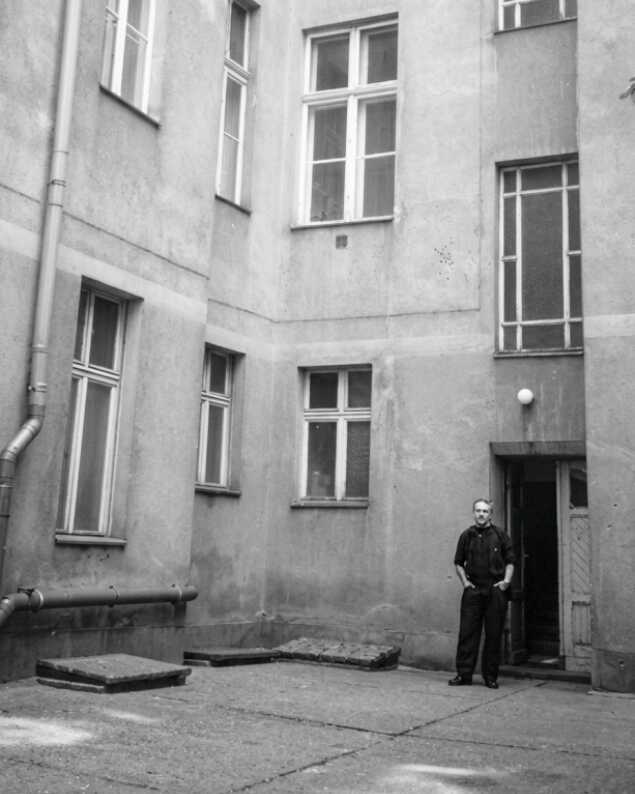 Michael vor seiner Wohnung in Ostberlin