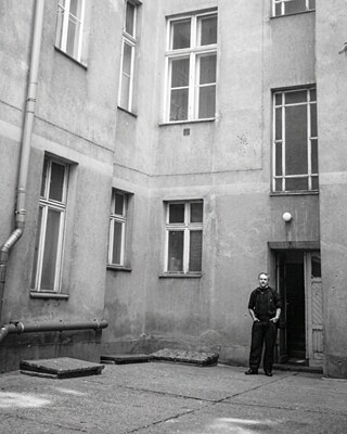 Michael vor seiner Wohnung in Ostberlin