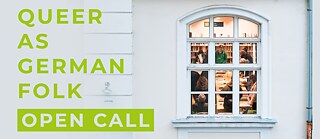 Grafik mit dem Text ‚Queer as German Folk – Open Call‘ in heller grüner Typografie. Im Hintergrund ist die Außenansicht eines Gebäudes mit einem großen Fenster zu sehen. Durch das Fenster blickt man in einen beleuchteten Raum mit Bücherregalen, Tischen und mehreren Personen.