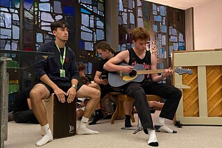 Jugendliche musizieren.