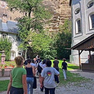 Jugendliche auf dem Weg zur Höhlenburg in Stein a.d. Traun
