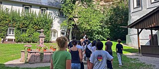 Jugendliche auf dem Weg zur Höhlenburg in Stein a.d. Traun
