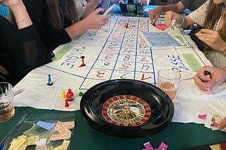 Jugendliche spielen Roulette.