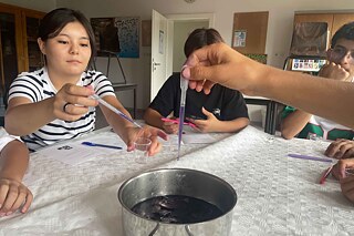 Jugendliche experimentieren.