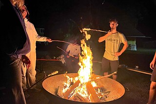 Jugendliche am Lagerfeuer