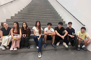 Jugendliche auf einer Treppe