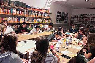 Jugendliche in der Bibliothek