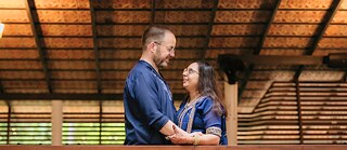 Das Paar bei ihrem Familientreffen in Kerala, Indien, um ihre Hochzeit zu feiern