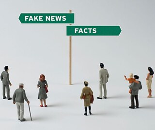 Menschliche Figuren, die am Scheideweg eine Entscheidung treffen müssen (Fake News - Fakten)