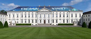 Schloss Bellevue mit einer Dachinstallation von Christian Awe