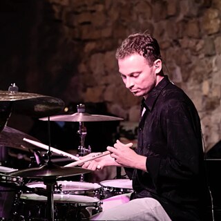 Der deutsche Schlagzeuger Lorenzo Riessler live im Konzert.