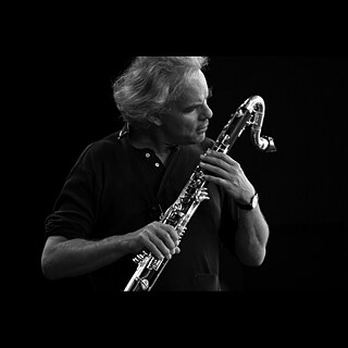 Schwarz-Weiß-Porträt des deutschen Musikers Michael Riessler.