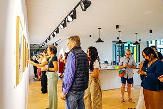 Aufnahme von Ausstellungsbesuchenden am Goethe-Institut Washington im Rahmen der Ausstellung von Rose Jaffe. 