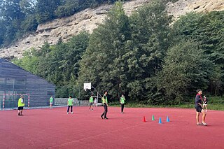 Jugendliche spielen Ball.