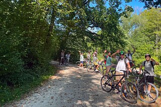 Jugendliche fahren Rad im Wald.