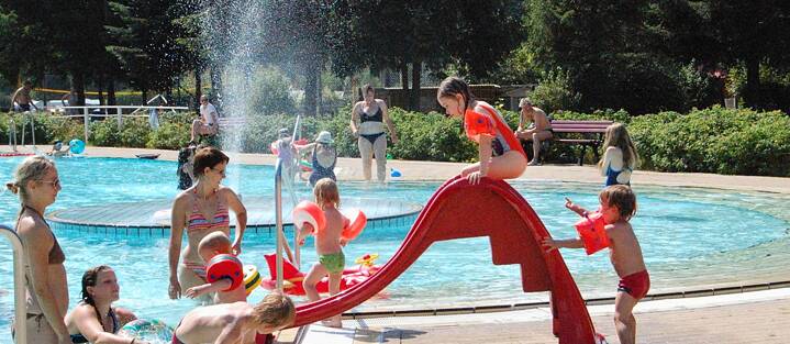 A shallow children’s pool is an essential feature of any good outdoor swimming pool.