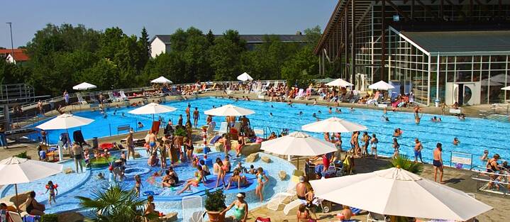 Caprima in Dingolfing near Munich is a typical example of a modern leisure pool. 
