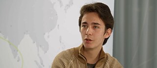 Amir erklärt auf Niveau C1