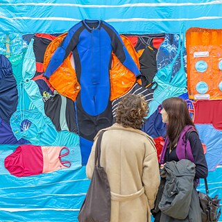 Anastasiya Okshina, estudante da HFBK Hamburgo, na Exposição Anual de 2026.