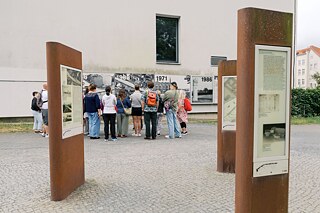 The TOP 2 2026 study tour group visits the Berlin Wall Memorial.