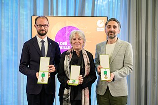 Michael Pärt, Anita Raja und Prodromos Tsinikoris mit Goethe-Medaille