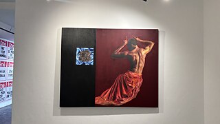 Gemälde einer Figur mit fließendem rotem Stoff vor dunkelrotem Hintergrund, gezeigt in der Ausstellung A Secret Third Thing am Goethe-Institut Johannesburg.
