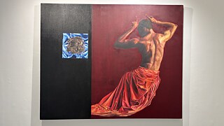 Gemälde einer Figur mit fließendem rotem Stoff vor dunkelrotem Hintergrund, gezeigt in der Ausstellung A Secret Third Thing am Goethe-Institut Johannesburg.  Geben Sie Ihr Feedback zu BizChat ab.
