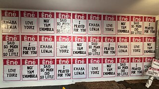 Großformatige Wandinstallation aus zahlreichen rot-weißen Plakaten mit wiederholten Textfragmenten in unterschiedlichen Sprachen, dicht nebeneinander angeordnet und Teil der Ausstellung A Secret Third Thing im Goethe-Institut Johannesburg.
