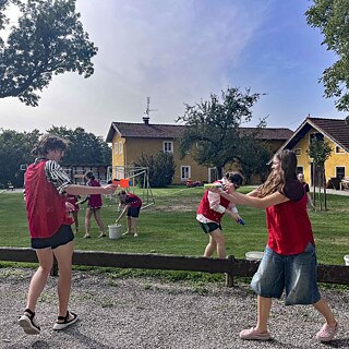 Jugendliche bei einer Wasserschlacht