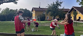 Jugendliche bei einer Wasserschlacht