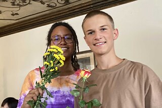 Jugendliche erhalten Blumen.