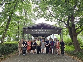The TOP 3 2026 study tour group stands in front of the Sophie Scholl Gymnasium in Munich.