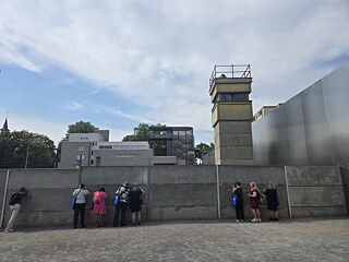 The TOP 3 2026 study tour group visits the Berlin Wall Memorial at Bernauer Straße.