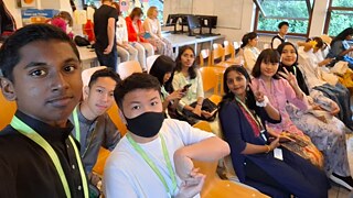 Ein Selfie der malaysischen Gruppe kurz vor ihrem Tanzauftritt. 