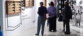 Installation „Theatre of Undelivered Translations“ des Künstlers Brian Muraya