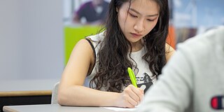 參加台北德語檢定的考生正在歌德學院現代化考場中作答