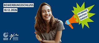 Eine junge Erwachsene mit einem Megafon, dass den Text zeigt "Ich bringe Deutsch zurück"