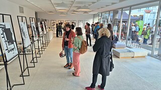 Ansicht der Ausstellung mit Besucher*innen