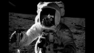 Schwarz-weißes Bild eines Astronauten auf dem Mond.