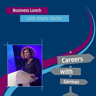 Werbegrafik für einen Business Lunch mit einem Foto einer Person an einem Rednerpult und dem Text „Business Lunch with Angela Mathis“. Ein Wegweiser mit der Aufschrift „Careers with German“ stellt Deutschkenntnisse als Weg zu beruflichen Chancen und Karrieremöglichkeiten dar.
