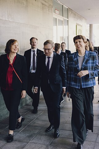 Bundesminister Johann Wadephul mit Gesche Joost und Gitte Zschoch