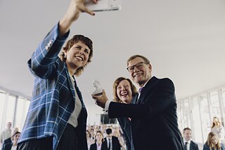 Selfie mit Bundesminister Johann Wadephul, Gesche Joost und Gitte Zschoch