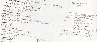Gescannte, aufeinandergelegte Notizen auf weißen Papieren