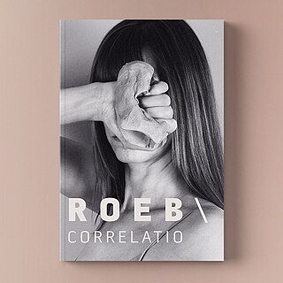 Buchcover in Schwarz-Weiß, dass eine weiblich gelesene Person, wahrscheinlich die Künstlerin selbst, zeigt. Die Person verdeckt ihr Gesicht mit ihrer Hand, eine formbare Masse drückend und haltend, wahrscheinlich Ton. 