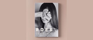 Buchcover in Schwarz-Weiß, dass eine weiblich gelesene Person, wahrscheinlich die Künstlerin selbst, zeigt. Die Person verdeckt ihr Gesicht mit ihrer Hand, eine formbare Masse drückend und haltend, wahrscheinlich Ton. 