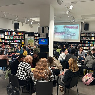 Teilnehmende einer Veranstaltung sitzen in kleinen Gruppen in der Bibliothek des Goethe-Instituts und diskutieren im Rahmen der Veranstaltung „Zuhören“.