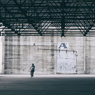 Ein Radfahrer in einer Industrieanlage